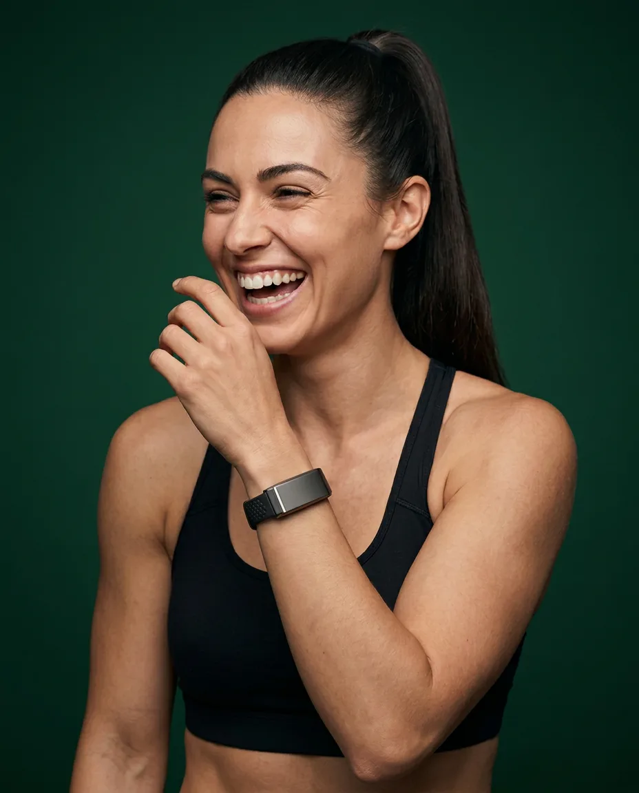 Mulher sorrindo de top esportivo com a eaze na pulseira de borracha